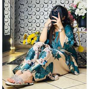 Conjunto de Fiesta de Diseño en Satén con Top, Pantalón y Dupatta, Mangas Tres Cuartos con Estampado Digital - Product Image 1