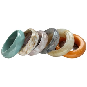 Bracelet jonc sculpté en résine de qualité supérieure, design tendance, vente en gros, nouveau bracelet coloré élégant avec breloques pour femme, idéal pour mariage et fête - Product Image 4
