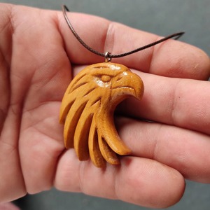 Collier pendentif tête d'aigle en bois, finition naturelle, breloque oiseau sculptée, accessoire de bijouterie - Product Image 5