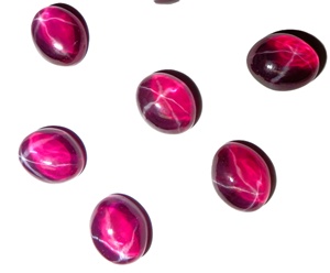 Rubis étoilé transparent ovale 9x11 mm 6 carats, cabochon poli créé en laboratoire avec effet étoile à 6 branches pour la fabrication de bijoux - Product Image 4