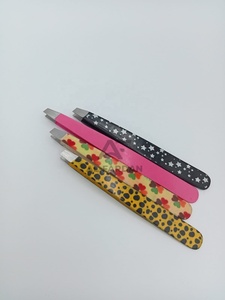 Pince à épiler pour sourcils en acier inoxydable japonais, à pointe carrée et biseautée, avec revêtement en papier, motifs personnalisés disponibles - Product Image 4