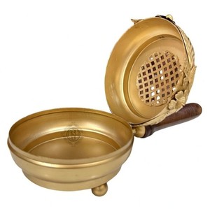 Quemador de Incienso de Latón Hecho a Mano con Mango de Madera, Diseño Tradicional para Fragancia Religiosa y Aroma a Oud, Hecho en India - Product Image 3