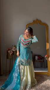 Haut en crêpe de soie brodé de motifs ethniques pour femmes, avec palazzos et dupatta - Product Image 4