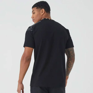 Camiseta Negra de Manga Corta a Precio Económico, Cuello Redondo, Diseño Geométrico con Pedrería, Estilo Urbano, Corte Regular - Product Image 2