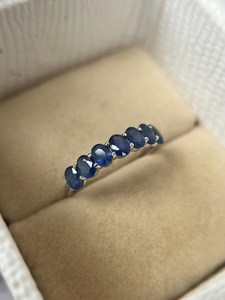 Bague sophistiquée en saphir naturel, taille ovale, demi-éternité, pour fiançailles, demande en mariage, pierre de naissance, bijou pour elle - Product Image 4