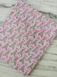 Tissu indien imprimé à la main au bloc, en voile de coton pur à 100 %, vendu au mètre, idéal pour la confection de robes, la couture, l'artisanat et la tapisserie. - Product Image 1