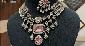 Conjunto de Collar y Pendientes Kundan con Piedras de Latón Chapado en Oro Tradicional, con Tikka, Moderno, para Bodas, Compromisos y Aniversarios Indios - Product Image 3