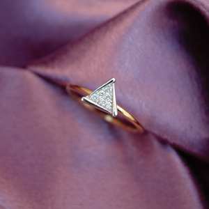 Anillo de Compromiso Unisex con Circonita Cúbica de Dos Tonos y Engaste Pavé en Forma de Triángulo, Nuevo y Moderno, Plata de Ley 925, para Fiestas - Product Image 1