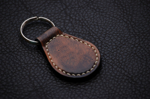 Llavero de Cuero Genuino Hecho a Mano al por Mayor con Destapador de Botellas, Regalo de Navidad Personalizado y Elegante para Hombres y Mujeres - Product Image 5