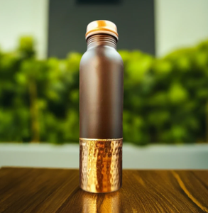 Bouteille d'eau bicolore marron foncé et cuivre martelé – Gourde de voyage portable au design traditionnel - Product Image 1