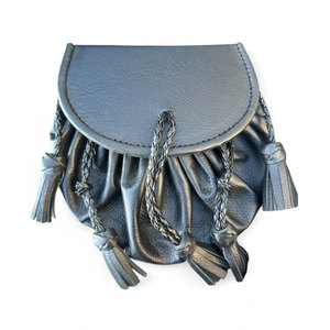 Sporran en cuir végétalien noir personnalisé - Pochette écossaise professionnelle avec pompons tressés décoratifs - Product Image 1