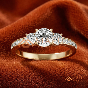 Anillo de Lujo de Oro de 18K con Tres Piedras de Moissanita |   Anillo de Compromiso Pasado, Presente y Futuro |   Elegante Anillo de Compromiso con Múltiples Piedras Simuladas de Diamante - Product Image 1