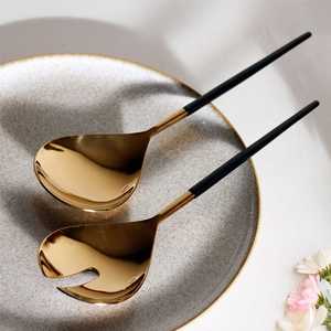 Cuillère de service élégante en métal avec finition dorée et manche noir pour un ensemble de couverts élégant pour la maison, les restaurants et les buffets - Product Image 4