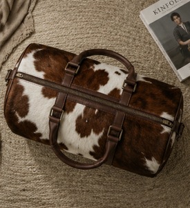 Bolsa de Viaje de Cuero Vacuno con Cierre de Cremallera, Diseño Duradero con Patrón Marrón y Blanco - Product Image 1