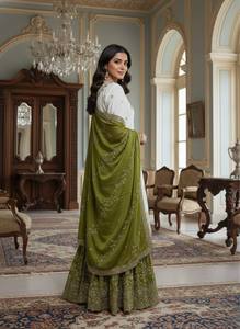 Presentamos la nueva colección de Salwar Kameez pakistaníes listos para usar, con bordados y lentejuelas, top, sharara y dupatta para ocasiones de boda. - Product Image 3