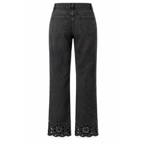 Jeans de mezclilla de mujer de cintura alta con diseño floral y dobladillo recto - Negro lavado - Product Image 2
