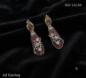 Boucles d'oreilles scintillantes en diamant américain motif floral de créateur, plaquées or antique, pour femme, idéales pour les soirées – Fournisseur - Product Image 5