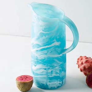 Carafe en résine artisanale aux couleurs étonnantes, vaisselle écologique pour servir l'eau, au meilleur prix - Product Image 1