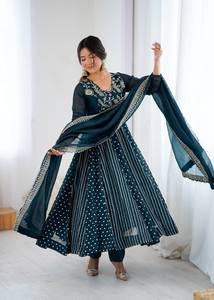 Ensemble de robe Anarkali violette avec dupatta brodée, robe de mariage traditionnelle indienne pakistanaise - Product Image 3