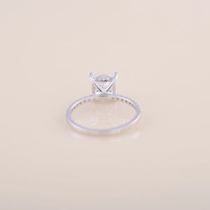 Anillo de Compromiso con Diamante Cultivado en Laboratorio de Corte Princesa de 3.54CT con Banda Redonda Pavé en Oro Blanco, Amarillo y Rosa de 9K - Product Image 4