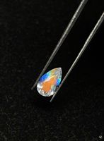 Pierre de lune arc-en-ciel naturelle taille poire. Pierre de lune arc-en-ciel multicolore taille poire.
