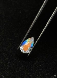 Piedra lunar arcoíris natural tallada en forma de pera. Piedra lunar arcoíris multicolor tallada en forma de pera. - Product Image 1