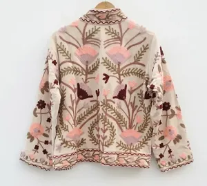 เสื้อแจ็คเก็ตผ้าฝ้ายสีขาวนวลปักลายดอกไม้ด้วยมือแบบอาร์ติซาน พร้อมลายปักครูเวลสีชมพูรูปพืชและเถาวัลย์ คอเสื้อสูง - Product Image 4