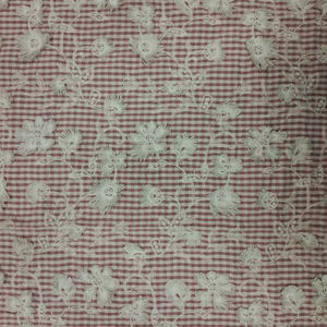 ผ้าคุณภาพพรีเมียม ทอจากเส้นด้ายฝ้ายแท้ 100% ผ่านการหวีอย่างดี พร้อมลายปัก 3 มิติ ระบายอากาศได้ดี น้ำหนักเบา ลายตารางสีชมพูและสีขาว - Product Image 1