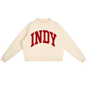 Sudadera universitaria negra vintage Indy - Cuello alto simulado estilo colegial - Estética retro con texto rojo arqueado para streetwear - Product Image 3