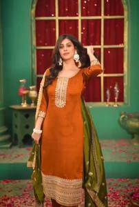 NUEVO LANZAMIENTO: Conjunto Moderno de Salwar Kameez Sharara con Top y Dupatta en Tela de Seda Chino Pura con Bordado Pesado y Lentejuelas - Product Image 3