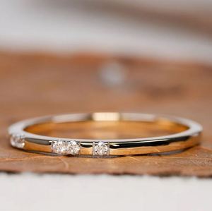 Anillo de compromiso y aniversario apilable de lujo minimalista para mujer, de plata de ley 925 chapada en oro con moissanita de corte Flush Band - Product Image 3