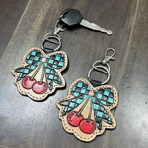 Porte-clés tendance 2026 en cuir de vachette véritable, fait main, motif cerise, design unisexe, idéal comme souvenir ou cadeau - Product Image 5