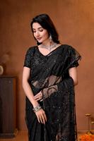 Sari indien traditionnel ethnique de créateur pour mariage, en tissu résille lourd, broderie et sequins, matériaux recyclés, tendance