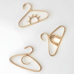 Cintre en rotin personnalisé antidérapant avec logo cintres pour vêtements et manteaux de luxe durables et solides - Product Image 1