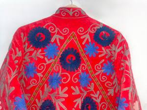 Chaqueta Acolchada de Terciopelo Rojo Estilo Vintage – Prenda Exterior Artesanal con Bordado Botánico Colorido. - Product Image 5