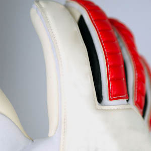 Gants de football professionnels de haute qualité personnalisés à 32 panneaux, en cuir cousu main avec poignées pour les matchs - Product Image 2