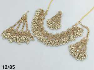 Ensemble de bijoux de mariée vert foncé en quatre pièces, collier Kundan avec Jhumka Mangtika, ensemble de bijoux traditionnels pour mariages et Nikah - Product Image 4