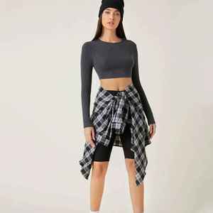 Haut court à manches longues gris foncé pour femme, col rond, couleur unie, respirant, en spandex et polyester, vêtement de sport toutes saisons, coupe classique - Product Image 5