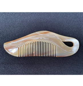 Peigne en corne de buffle éco-responsable fait main avec texture et finition naturelles, style imitation antique - Product Image 3