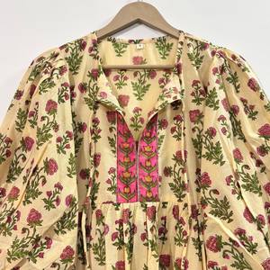 เดรสสั้นคอวี แขนสามส่วน ผ้าฝ้ายพิมพ์ลายดอกไม้ด้วยมือ เป็นมิตรต่อสิ่งแวดล้อม แต่งลูกไม้ เอวธรรมชาติ ซักได้ สไตล์คีร่า โบฮีเมียน เหมาะสำหรับใส่ทำงาน - Product Image 5