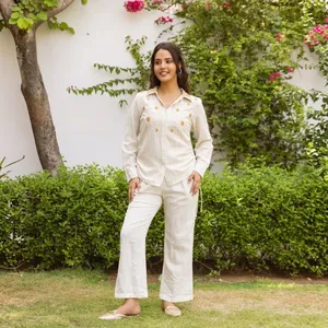 Ensemble deux pièces en coton blanc pour femmes, chemise boutonnée à manches longues, col rabattu, pantalon évasé, tenue décontractée pour le printemps et l'été - Product Image 5