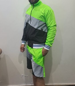 ชุดเซ็ตเสื้อฮู้ดและกางเกงขาสั้นไนลอนไซส์พลัสสำหรับทุกเพศ ผลิตตามสั่ง ชุดเซ็ตเสื้อแจ็คเก็ตกันลมสองชิ้นแบบมีเชือกผูกเอวสำหรับผู้ชาย ผลิตจากโพลีเอสเตอร์/ไนลอน - Product Image 3