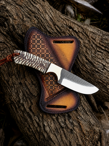 Couteau Skinner en acier Damas avec manche en résine de cône de pin et étui en cuir, couteau à lame fixe personnalisé pour le camping en plein air - Product Image 5