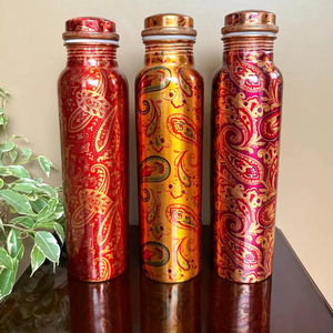 Bouteille en cuivre traditionnelle avec un design gravé élégant, parfaite pour la décoration de la maison, la présentation dans la chambre et les cadeaux festifs. - Product Image 1