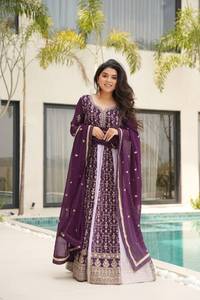 ชุดเดรส Anarkali สไตล์ดีไซเนอร์สำหรับผู้หญิง งานปักลายแบบดั้งเดิม พร้อมผ้าคลุมไหล่ คอลเลคชั่นสำหรับงานเฉลิมฉลอง - Product Image 3