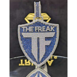 Colgante de escudo con inicial personalizada, diamantes de moissanita VVS azules y blancos en plata de ley 925, joyería unisex estilo hip hop. - Product Image 1