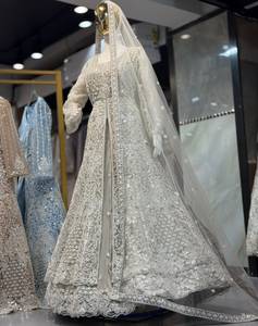 Robe Lehenga Choli Grande Taille en Dentelle Coupe A-Line avec Voile, Taille Naturelle, Broderie Florale, Manches Lanterne, Tenue de Mariage Formelle - Product Image 1