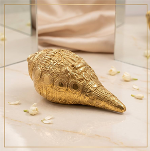 Elegante shankh de latón dorado pulido con finas grabas tradicionales hechas a mano, ideal para rituales, disponible a precios de mayorista. - Product Image 3