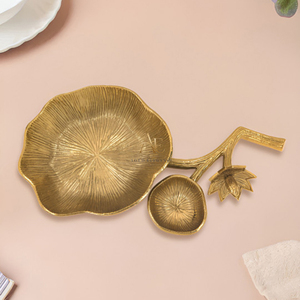 Cuenco de servir de metal dorado con forma de hoja de loto, adornado con un capullo y tallo esculpidos, plato decorativo de lujo con motivos botánicos. - Product Image 1