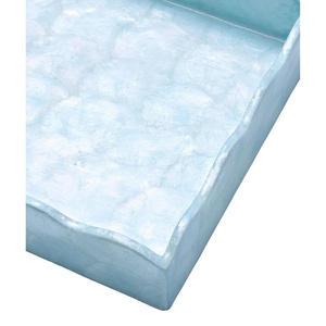 Plateau décoratif tissé à la main en coquilles de capiz bleues festonnées, charmant et idéal pour servir et organiser la maison. - Product Image 4